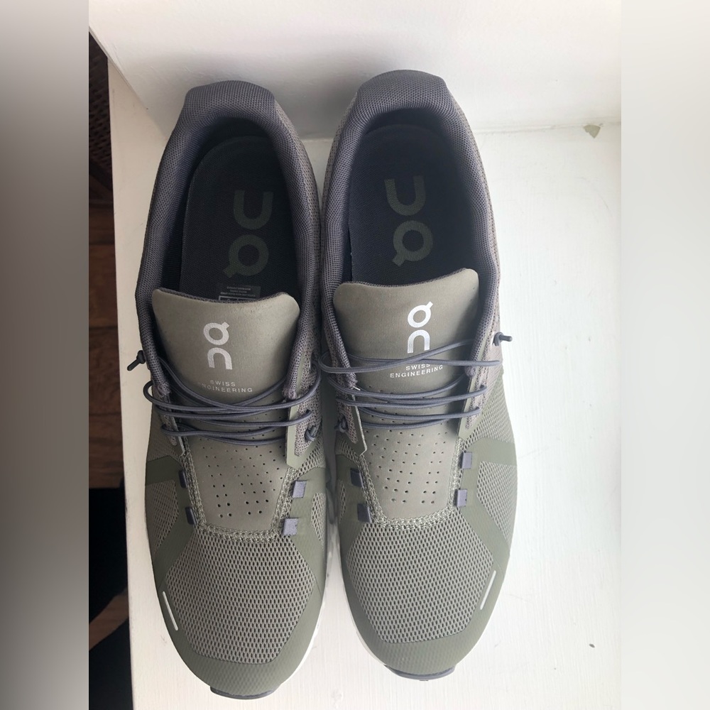 The On Running Cloud 5 Shoe Men's NWOT size 12